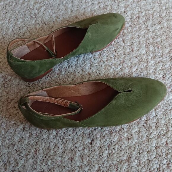 Charleston Shoe Co Suede Ballet ankle closure Flat in green Size 8 - Picture 3 of 12